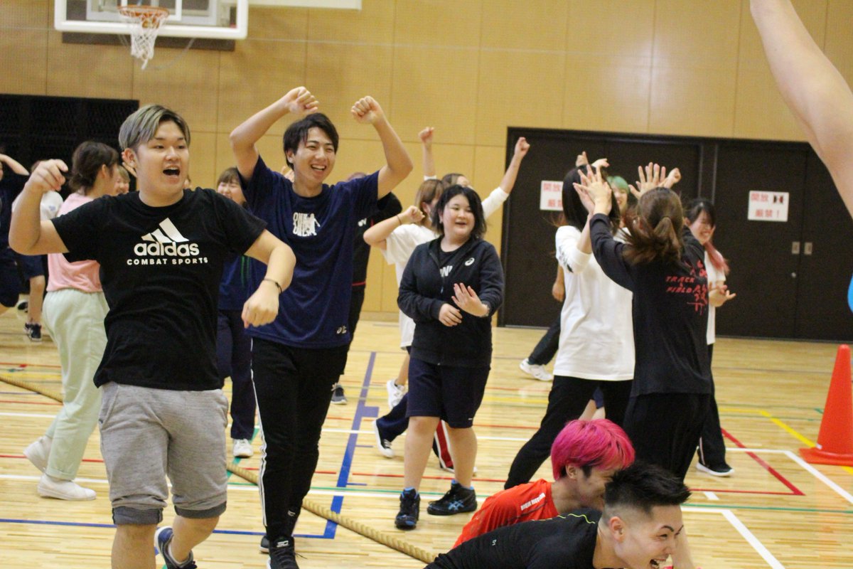 福岡理容美容専門学校 フクリビ 公式 フクリビ運動会 ちなみに 運動会は 学校近隣の福岡市中央体育館です 毎年 運動会で 一番盛り上がるのが 学年別 綱引きです リビ生の元気は 本当にスゴい たいしたものです 福岡理容美容専門学校 Ribi