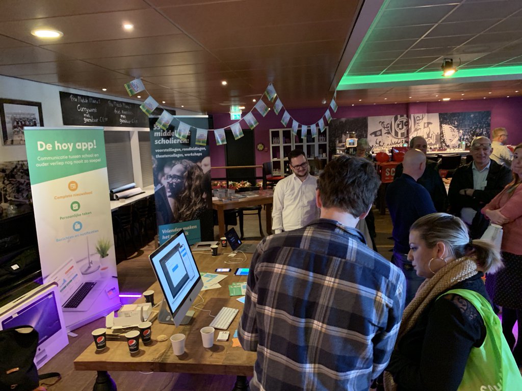 hoy_app's tweet photo. Vandaag staan we op de Infomarkt van #SVOPL #LVO in het Parkstad stadion van Roda JC. Krijgen veel belangstelling en leuke reacties op onze app. #oudercommunicatie @bernardinuscoll @CMC_school https://t.co/RRfZrNjsHX