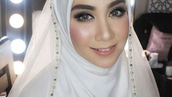 nah itu tadi ada Anissa Rahma ex Cherrybelle di #INSTA nih yang barusan menikah dan memutuskan hijab pada bulan Ramadhan 2016 lalu.  makin keluar ya pesona cantiknyaaaa :)))