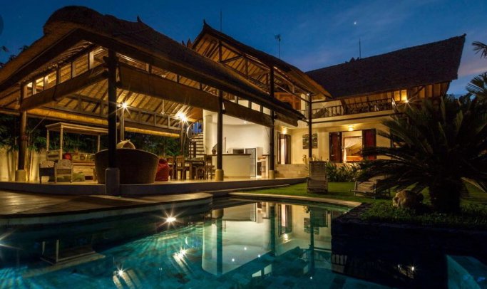 Achter een luxe vakantievilla op Java gaat een geheim schuil, waardoor degene die er verblijft haar leven niet zeker is... Volgende thriller is in de maak😄Stay tuned!
 #thriller #vakantie #boek #schrijver #thehouseofbooks