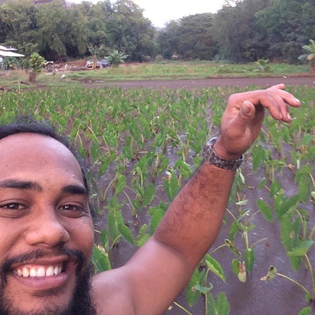 kaiaulubuilders's tweet photo. When we talk about grit — “passion and perseverance for very long-term goals” — we think of KAINA MAKUA!
.
Whether he’s working in the lo’i, coaching the hu’i wa’a crew or raising his family Kaina works hard for his community.
.
.
.
📷: @alohaainapoic… https://t.co/7bBCo0MAFY https://t.co/AqHlcfEmRJ