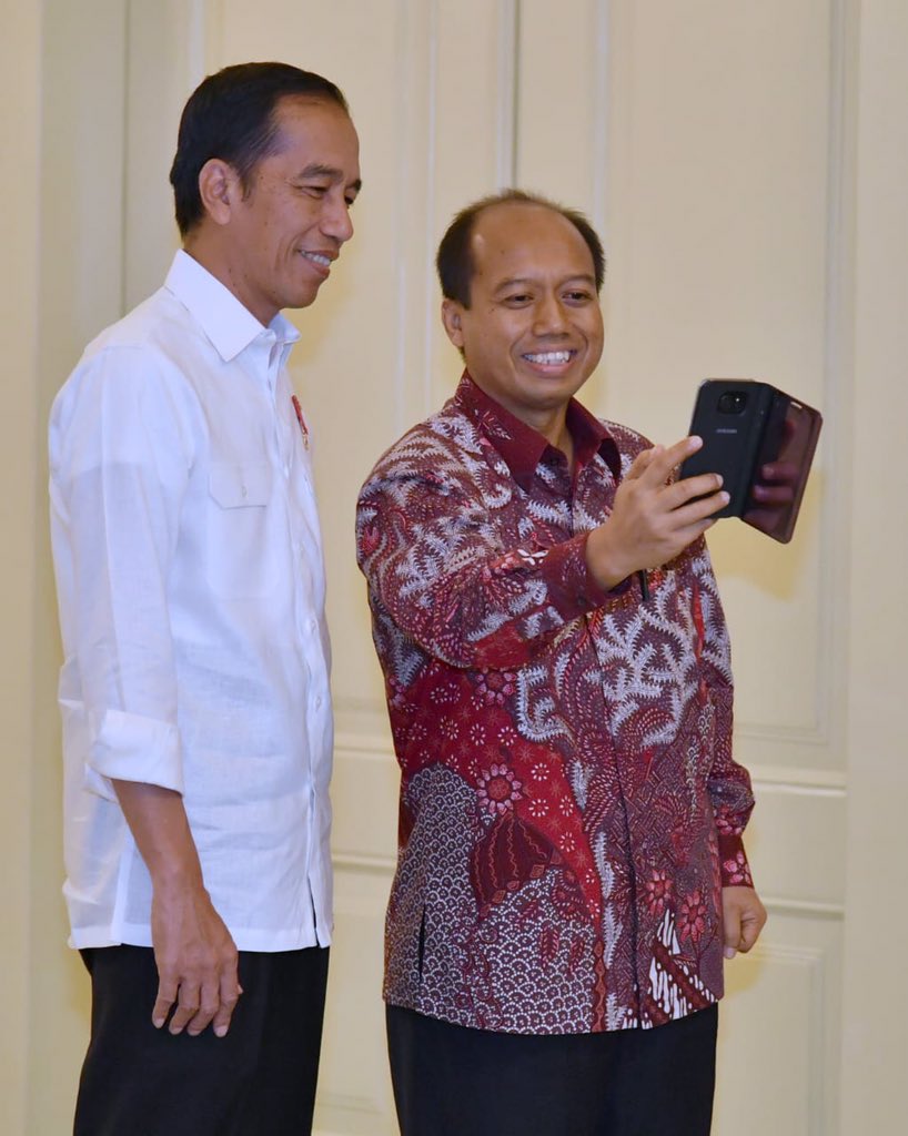 andreOPA's tweet photo. Dua org sederhana, @jokowi dan @Sutopo_PN , mrk serius bekerja pd tugasnya masing2, dgn hati yg tulus untuk Indonesia. Sementara segerombol org yg berambisi menguasai negara, menempuh cara apapun. Termasuk melempar dusta berjamaah. #semangatpaktopo https://t.co/sWIM48nsGk
