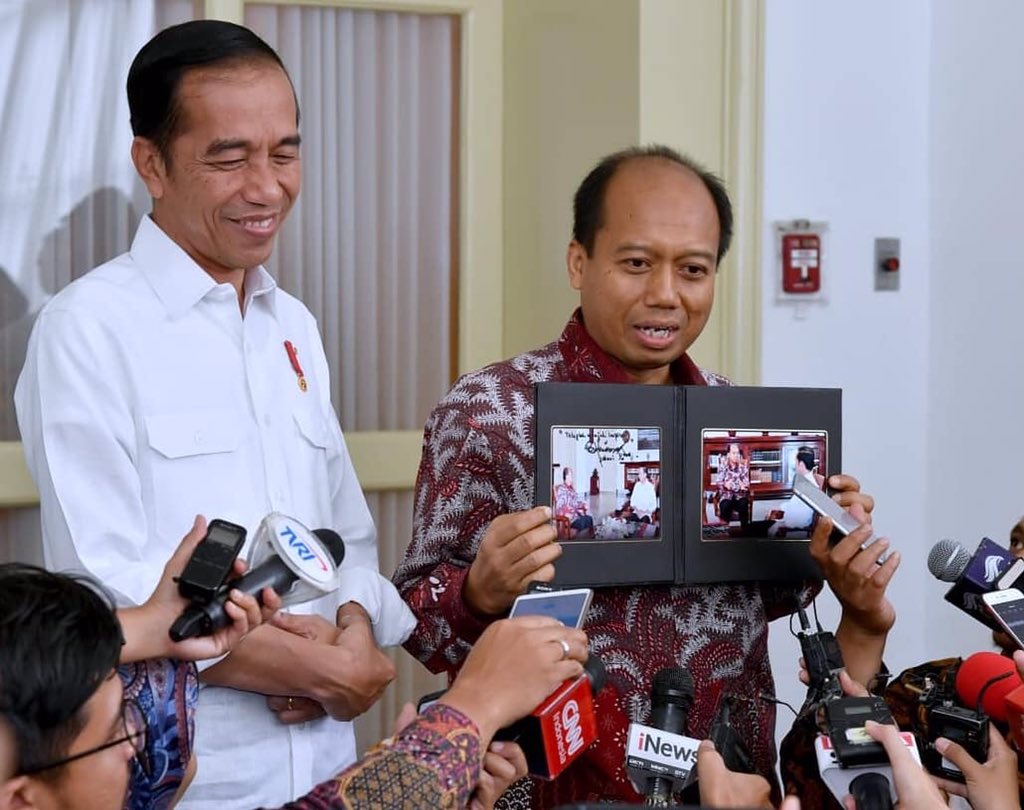 andreOPA's tweet photo. Dua org sederhana, @jokowi dan @Sutopo_PN , mrk serius bekerja pd tugasnya masing2, dgn hati yg tulus untuk Indonesia. Sementara segerombol org yg berambisi menguasai negara, menempuh cara apapun. Termasuk melempar dusta berjamaah. #semangatpaktopo https://t.co/sWIM48nsGk