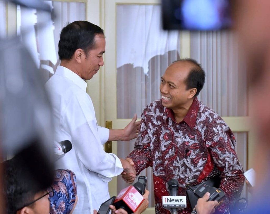 andreOPA's tweet photo. Dua org sederhana, @jokowi dan @Sutopo_PN , mrk serius bekerja pd tugasnya masing2, dgn hati yg tulus untuk Indonesia. Sementara segerombol org yg berambisi menguasai negara, menempuh cara apapun. Termasuk melempar dusta berjamaah. #semangatpaktopo https://t.co/sWIM48nsGk