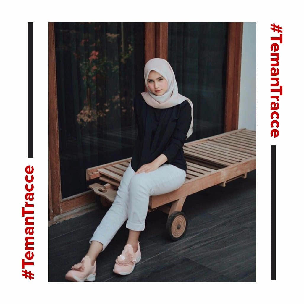 TracceID's tweet photo. Switch your regular trainers for a dose of girlish charm like ELIA! Tampil tetap chic weekend ini dengan sepatu beraksen floral! Dapatkan sepatu seperti Lula di toko #tracce terdekat atau di https://t.co/6mTa9DGk8H

Use the code: TRACCExLULA to get 20% OFF on your purchase! https://t.co/d0F22KNqSm