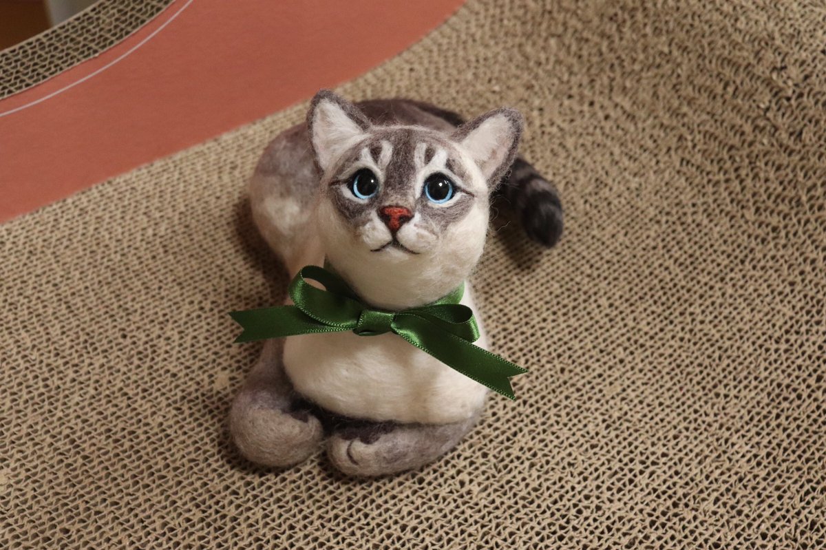 니들펠트 고양이 반려동물인형 아이입니다  아이는 식빵자세를 제대로 못했데요 ㅎㅎㅎ항상 팔 수납을 제대로 못해서 그 모습을 인형으로 제작하였습니다 이번 작품은 조용히 미소 짓는 듯한 아가의 얼굴 표현에 심혈을 기울였어요