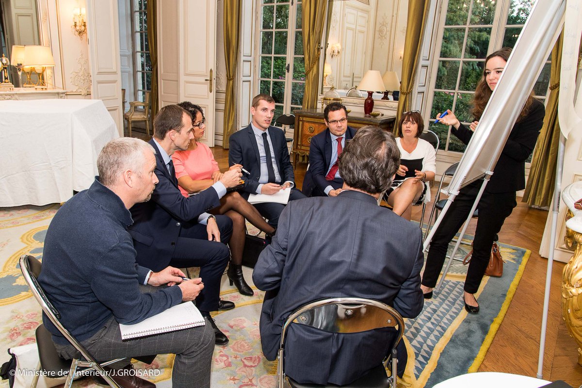 ac_phfmi's tweet photo. #Hackapref Jusqu’à minuit, 16 groupes de réflexion et de propositions travaillent sur le numérique, les conditions d’exercice du métier, le management, la communication et la représentation. https://t.co/n026F9IV8b