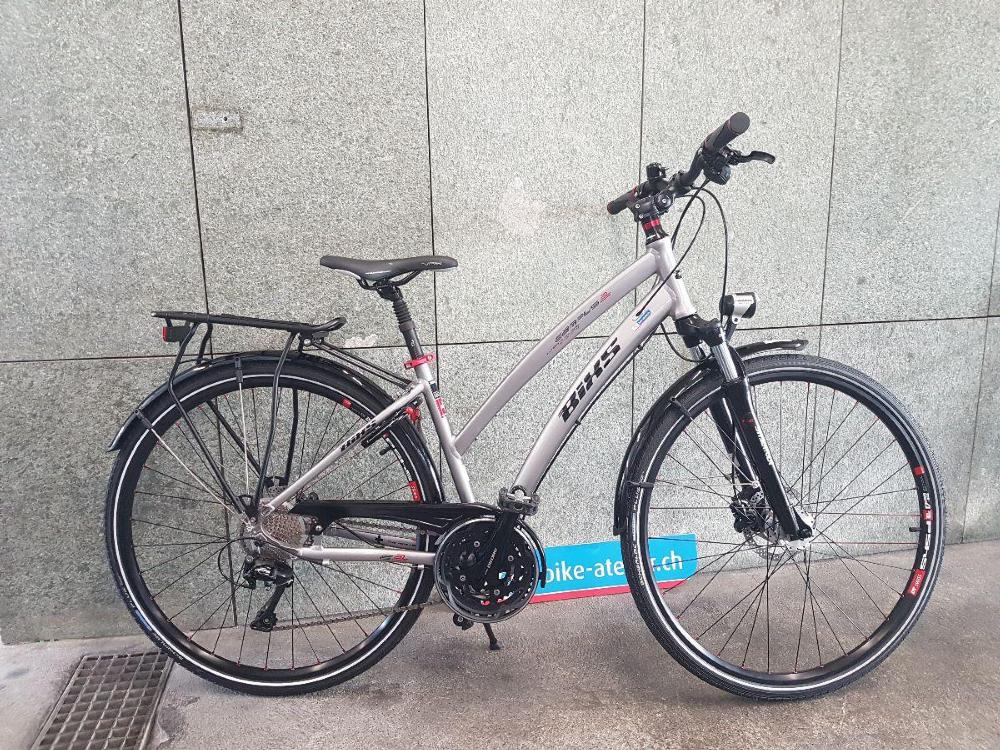 Nur für Frauen 🚴‍♀️
Ob für die Freizeit oder für tägliche Fahrten in der Stadt: Die Räder aus der BiXS Campus-Serie sind vielseitige Arbeitstiere. Das Herz des Campus 1 Lady GOR ist ein sportlicher Mixté-Rahmen aus doppelt konifizierten Aluminium-Rohren.
#Swisscycle