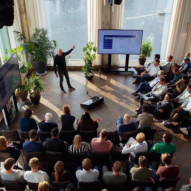 Gisteren was een toffe dag ... M’n nieuwe boek is uit ... <a href="/aaronmirck/">Aaron Mirck</a> @sebastienlintz en @eelkovankooten thanks voor juilie keynote-sessies! @pekeijzer dank voor de bezielende leiding! #digitaalvermogen #masterclass #keynote 📸 door <a href="/flickfeeder/">Flickfeeder</a> ift.tt/2CsR0zc