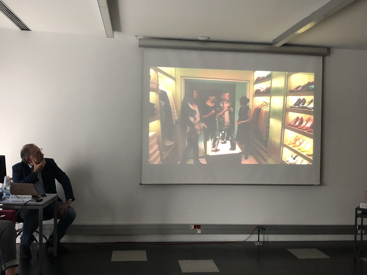 cas_upf's tweet photo. Now is the turn of @cscolari at #ecreaadupf @cas_upf @teensads he started showing a Heineken ad where you can see clearly a storytelling. ¿Can brands tell a story using different media? https://t.co/iyJskTZpNl