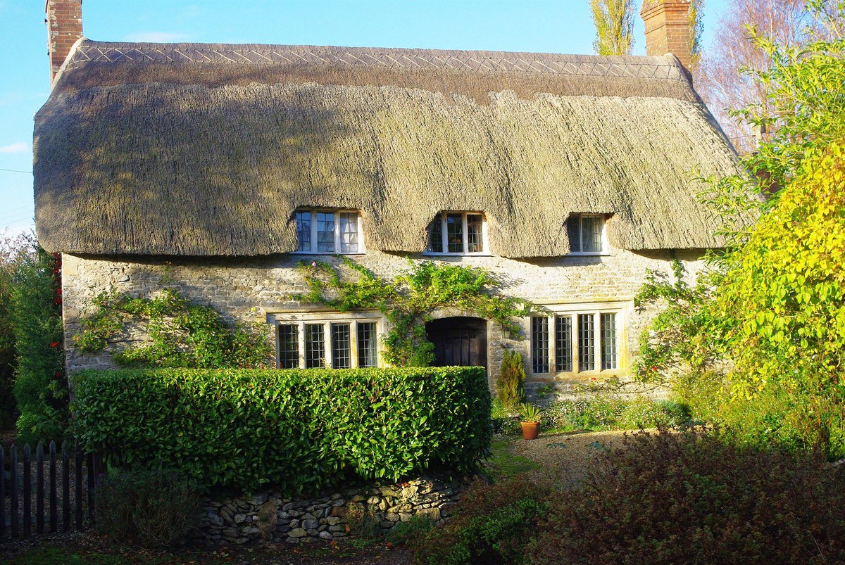 HallsPropLaw's tweet photo. House hunting this weekend? If you find your dream home talk to us about #conveyancing #dorsetproperty https://t.co/RIat90NuMR https://t.co/5t5H23Grze