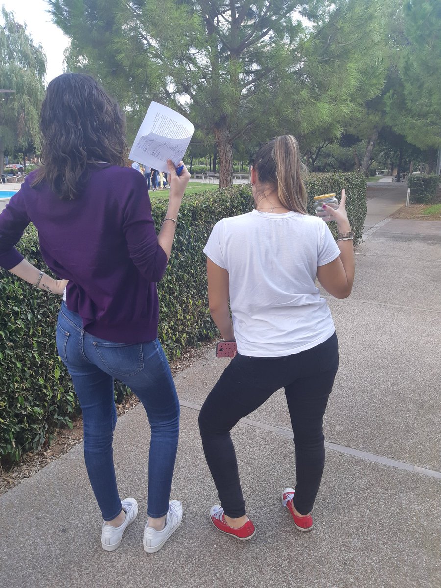 Cuando tus amigas no te dan el permiso para sacar su cara en una foto. #PreguntaAntesDeHacerlo #MI1013A #LaNegacionEsUnDerecho