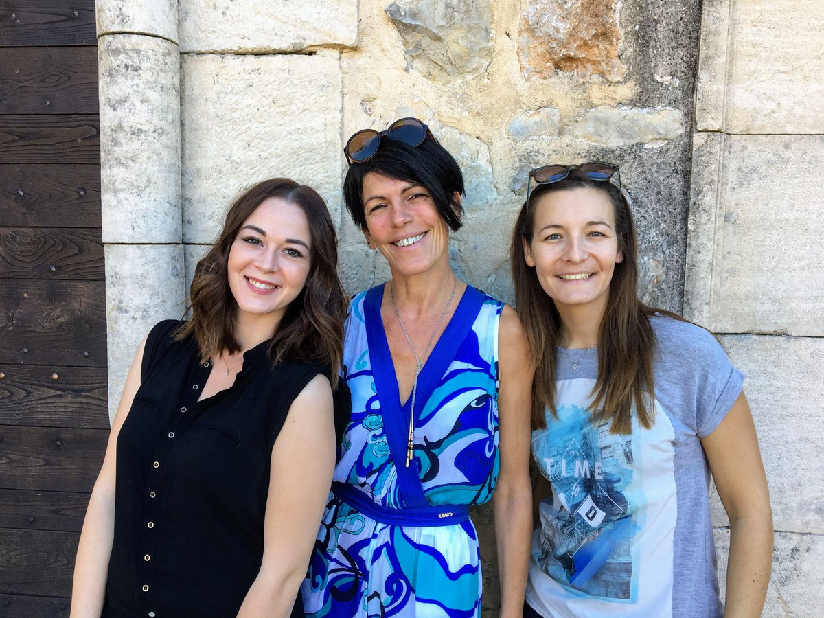 Holidaygreen83's tweet photo. #JourneeMondialeDuSourire avec les équipes d'@Holidaygreen83 @sunelia #sunelia https://t.co/0kDePKdKvJ