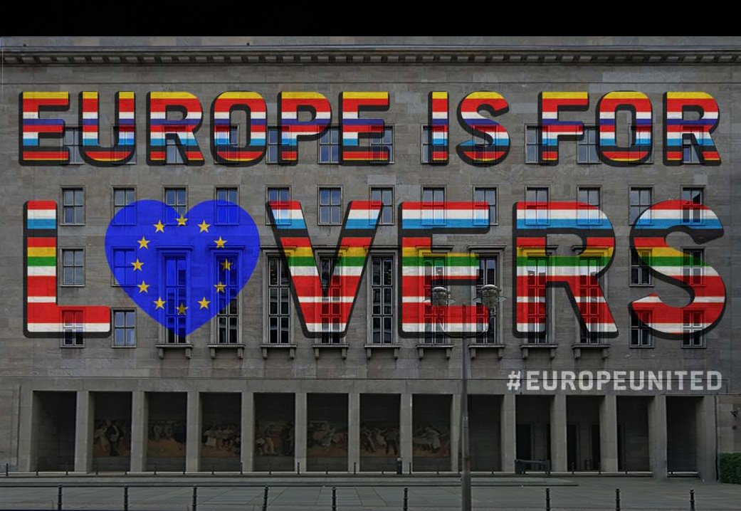BMF_Bund's tweet photo. Wir leuchten für Europa beim #FestivalofLights 2018. Besuchen Sie uns vom 5.-14. Oktober zwischen 19 und 24 Uhr und erleben Sie drei Lichtkunstwerke zu #50CU, #EUBürgerdialog und #EP2019, die ein Zeichen für #EuropeUnited setzen. @LightsOnBerlin https://t.co/CKvaiaglw3 https://t.co/POzSjtSfw8
