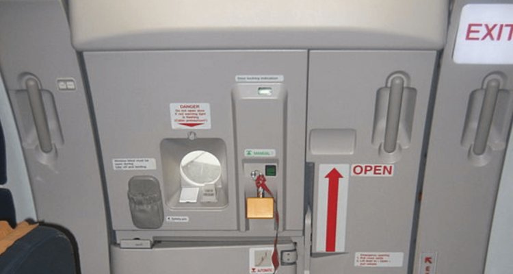 SecretFlying's tweet photo. First-time flyer sparks panic after mistaking plane door for toilet.

https://t.co/XfC5gUxpLf https://t.co/TQR891b3We
