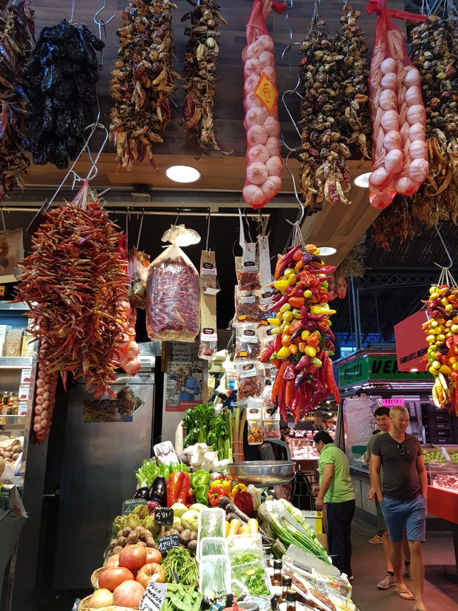 InstitutSantPol's tweet photo. Estem ramblejant i acabem de sortir de la Boqueria 🍓🥦🍇
1r dia #intercanviOlfen
#Wolfhelmschule #4ESO
Ruta per #Barcelona #cultura #llengua #soladojo #ramblejant https://t.co/TXR9s1cJi7