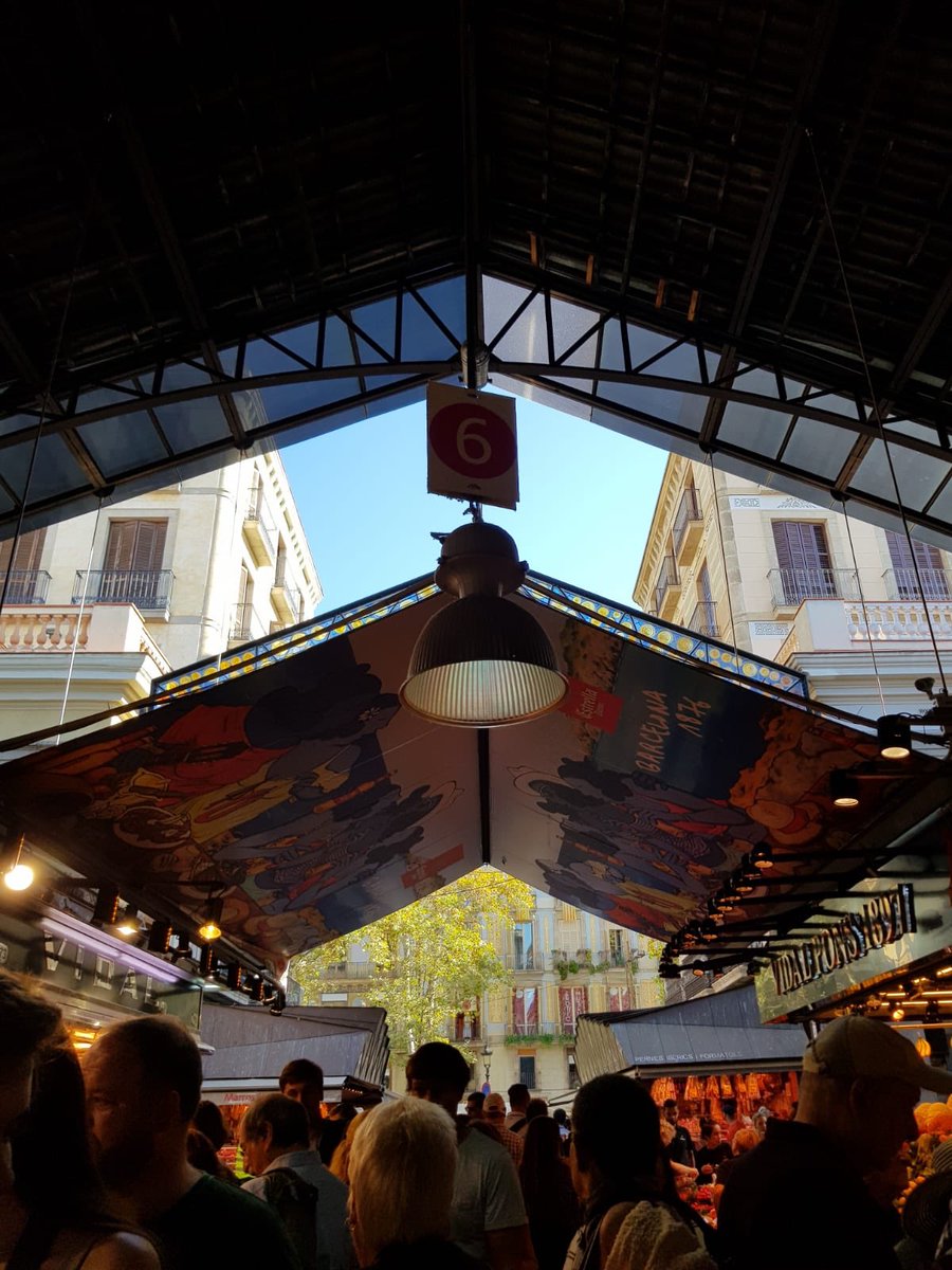 InstitutSantPol's tweet photo. Estem ramblejant i acabem de sortir de la Boqueria 🍓🥦🍇
1r dia #intercanviOlfen
#Wolfhelmschule #4ESO
Ruta per #Barcelona #cultura #llengua #soladojo #ramblejant https://t.co/TXR9s1cJi7