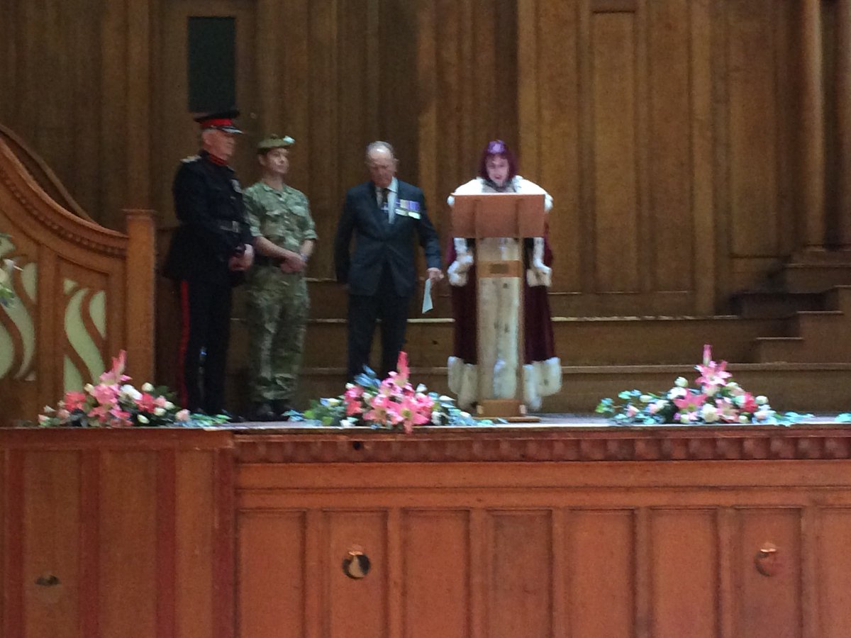 Provost of South Ayrshire addresses 2SCOTS after their Home Coming Parade in Ayr. What a turnout from the people of Ayr. Thank you for your support ⁦@2_SCOTS⁩ ⁦@RHFappeal⁩ ⁦@TheRHFMuseum⁩ #whitehackle 💪💪