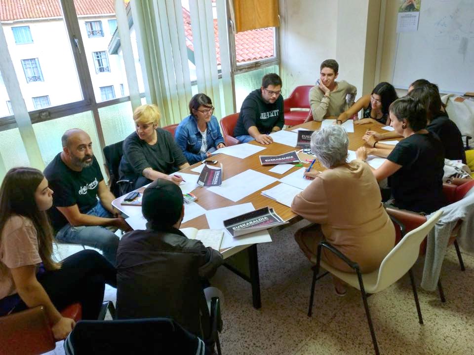 TALDE ERAGILEA | <a href="/euskaraldia/">EUSKARALDIA</a> egitasmoko Ondarroako talde eragilea atzo arratsaldean batu zen udaletxean. Alor eta talde desberdinetako ordezkariek zein norbanakoek parte hartu zuten. Hurrengo batzarra urriaren 25ean izango da, arratsaldeko 18:00etan.

Etorri zeu be!