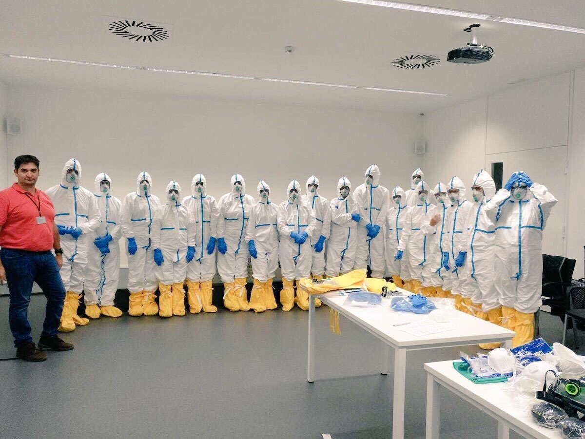 RamosSts_'s tweet photo. Un gran equipo con nuestros equipos en #AEBioS2018 en el taller de #EPIS que impartió D.Jorge Pérez Bruzón 👏🏼 @AeBios
🥋 Buzo @TyvekProtect 600 PLUS
😷 Mascarilla BLS ZeRO
🕶 Gafas @BolleSafety
👢Cubrebotas Tychem®️ 2000 C
🧤@proteHo_ GLOVES
ℹ️ https://t.co/5nofw4qhZJ https://t.co/ZRKpvUb24X
