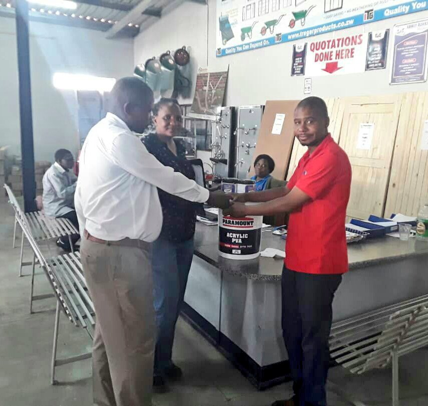 Following an incident where a house was burnt down to ashes in Byo Ward 17 last week, Clr Sikhululekile Moyo has been mobilising donations for the family. Today she received paint and several building materials from Early Ashes Hardware Suppliers on behalf of the family.