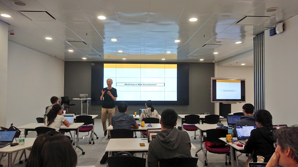 cuhklibresearch's tweet image. &quot;Visualizing and Publishing your Data in Python&quot; conducted by Prof. Bernard Suen @ybsuen is now in #DSLab of UL now. #CUHKLIBRARY