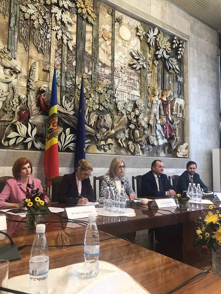 Chiril Gaburici: Vreau să le mulțumesc tuturor consulilor onorifici pentru muncă, pentru că facem echipă în atragerea investițiilor și nu în ultimul rând, pentru că au încredere în potențialul țării noastre
bit.ly/2CwvI3E