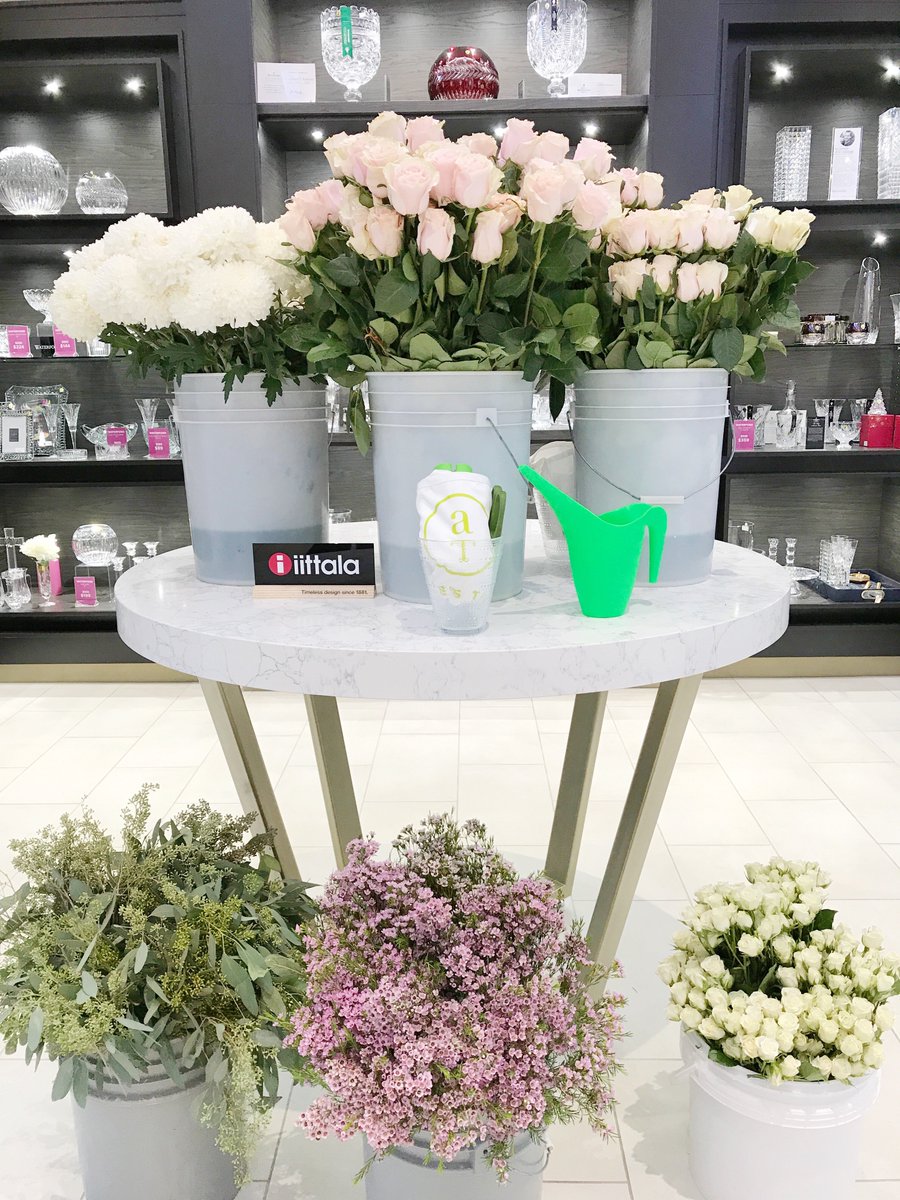 SweetLifeStyle_'s tweet photo. Last weekend I attended a fun blogger event @WilliamAshleyCo where we made beautiful #floral centerpieces in the iconic Kastehelmi vase by @IittalaOfficial You can read all about it and how to make your own arrangement here: https://t.co/KnO6hMjlOm #wmasecretgarden !! https://t.co/Y8zZxeJNVK