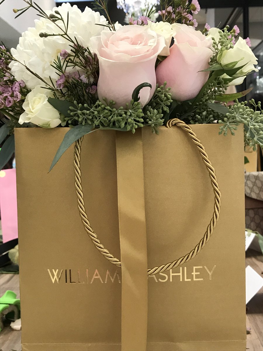 SweetLifeStyle_'s tweet photo. Last weekend I attended a fun blogger event @WilliamAshleyCo where we made beautiful #floral centerpieces in the iconic Kastehelmi vase by @IittalaOfficial You can read all about it and how to make your own arrangement here: https://t.co/KnO6hMjlOm #wmasecretgarden !! https://t.co/Y8zZxeJNVK