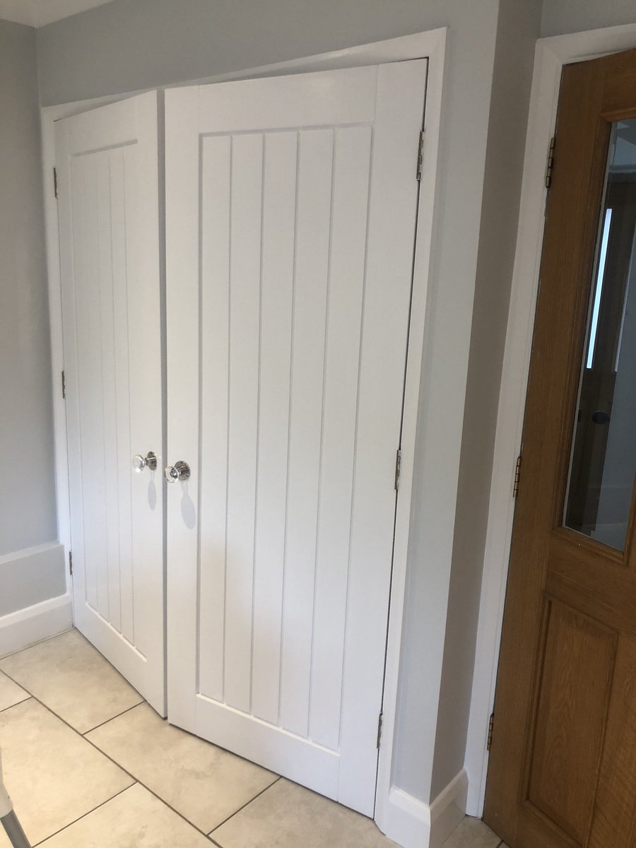 SmithNicDec's tweet photo. I wish I had taken s ‘before’ picture because these walls were horrendous. A full day and a half of prep work on this to get clean lines and smooth walls and woodwork. @Tikkurila_UK ceiling and walls @Caparol on woodwork #decorator #Tonbridge #hildenborough https://t.co/0n9uQVzsis