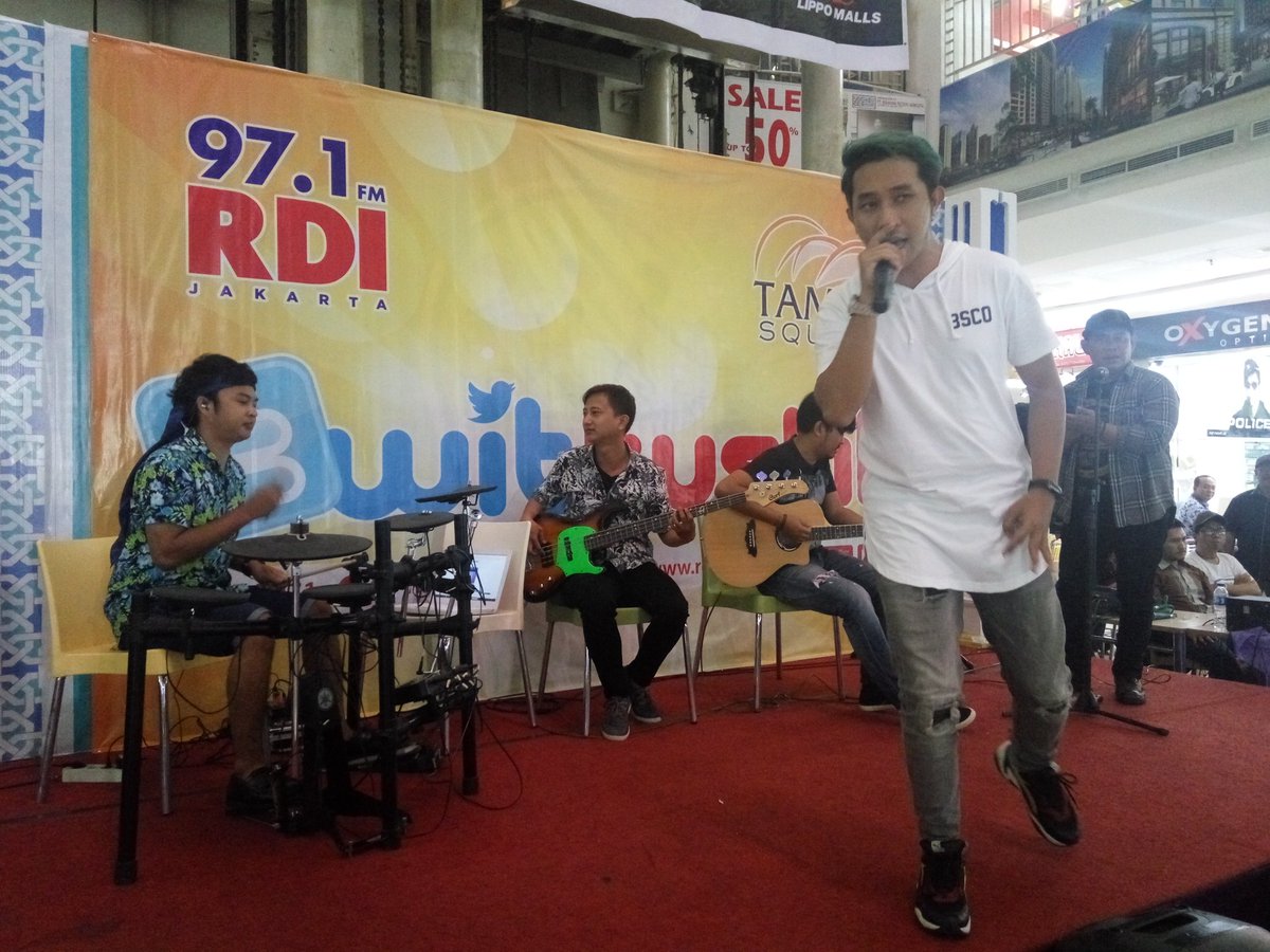 Penampilan berikutnya di #RdiTwitkustik live dari <a href="/TaminiSquare/">Tamini Square</a> <a href="/dadidoband/">Dadido Band</a> - Teganya.