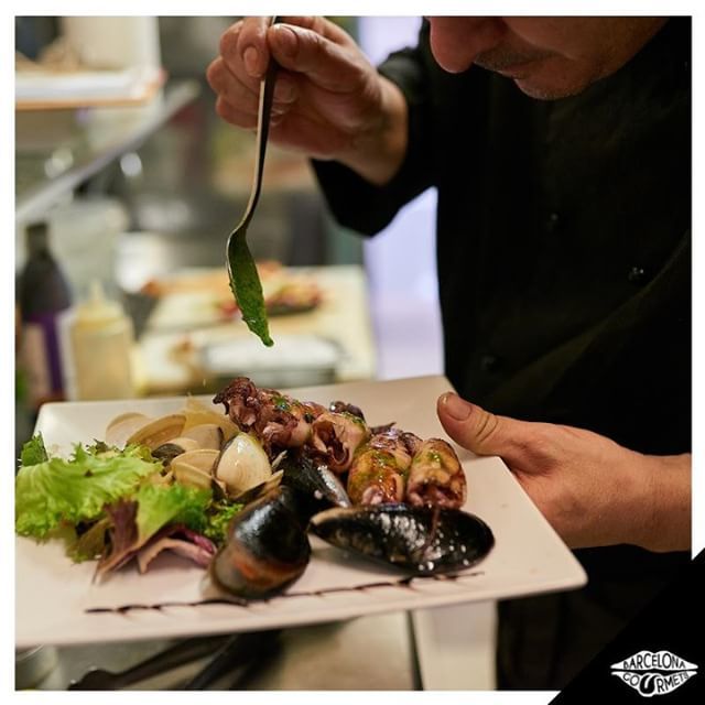 bcngourmets's tweet photo. 🍴😍 Mimo, cariño, cuidado... 🍴😍 Esa es la manera de trabajar de nuestros #cocineros y personal. 
Con el mimo y el cariño de quien hace lo que más le gusta, tratando el producto y su preparación, como si fuese para alguien muy especial.

Porque tú, si … https://t.co/SwV9RfFblD https://t.co/o21SyNWD84