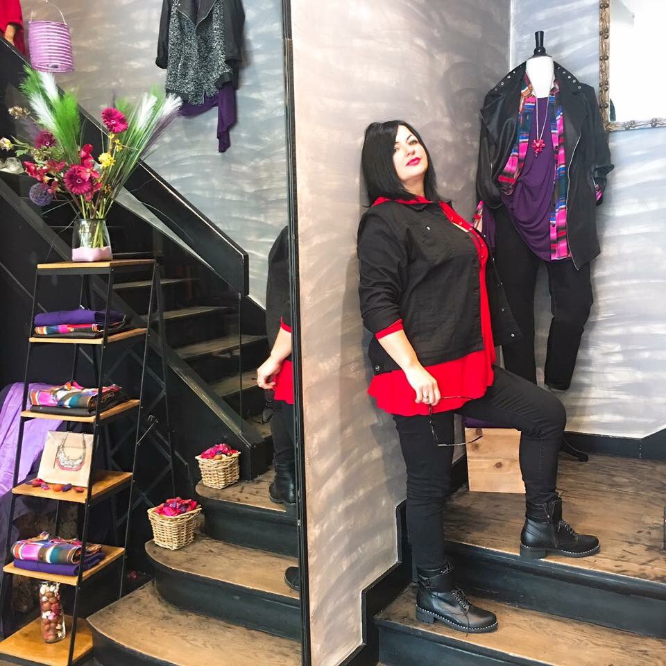 JMP_Paris's tweet photo. Que pensez vous du look  " casual " de billiana ? 
Elle porte : 
👖 le jean's slim noir " PJ07L "en taille 2 ( 42 / 44 ) 
👚 le t-shirt capuche  " TINA " rouge en taille 2 ( 42/44 ) 
👕 la veste en j's noir " V07 " en taille 2 ( 42/44 )  
2/3 https://t.co/Msitly6Iz1