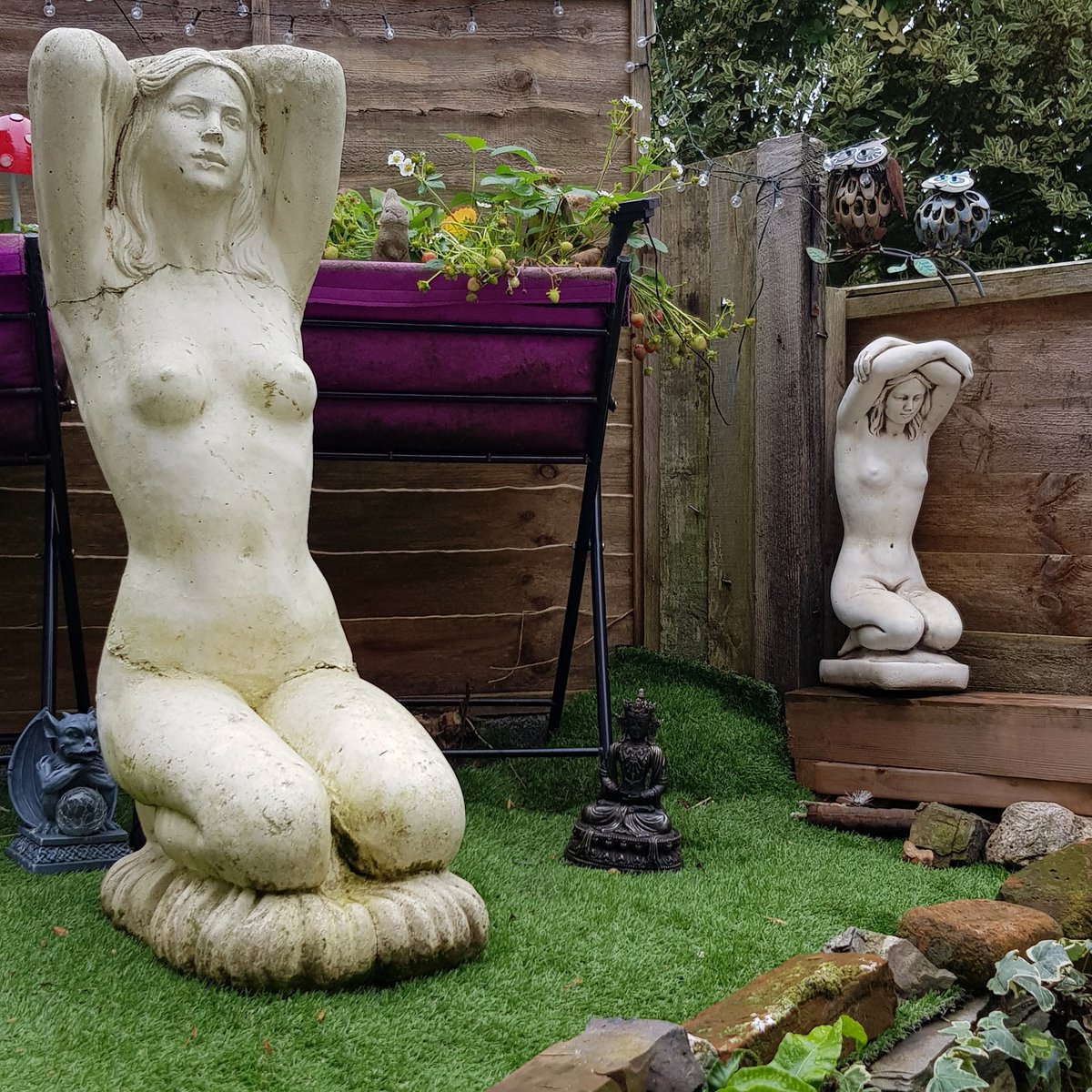 Cousins? 
#nakedlady
#gardenornaments