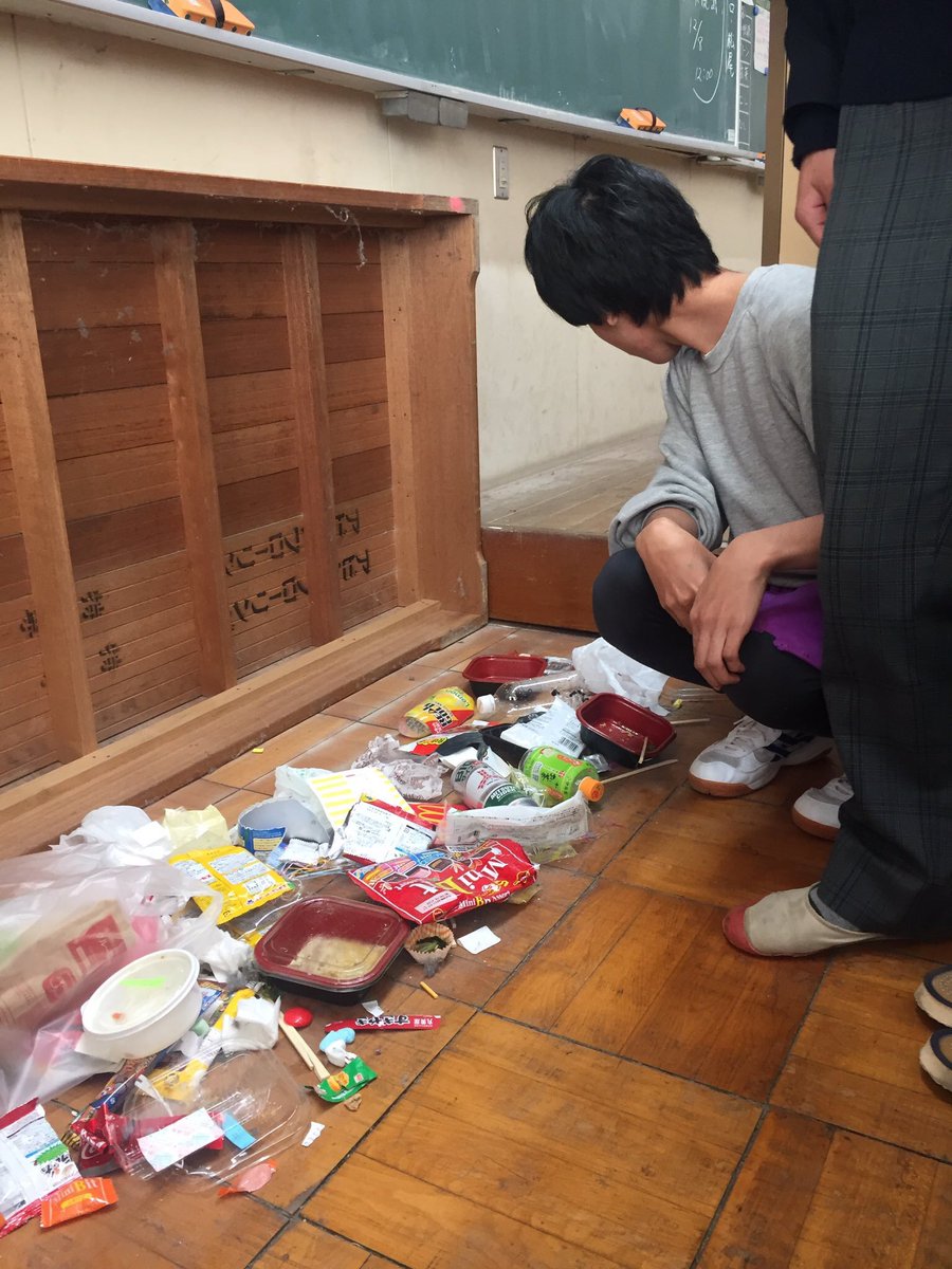 leocach1998's tweet photo. 高校の時の教卓思い出すと、俺のクラスはそうと酷かったなぁw https://t.co/SLfFojqtfI