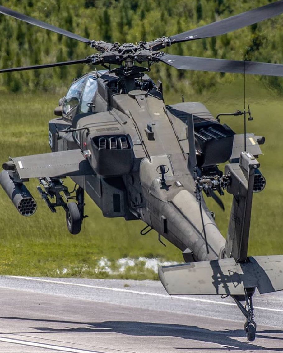 Happy Friday #Rotorheads!  Love this shot @airbornedivision. 💪🚁 #Helicopter #Apache #Pilot