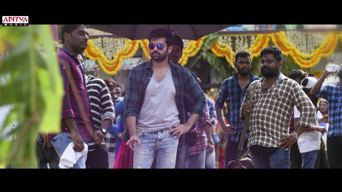 TrendRAPO's tweet image. here we the quality shots from #NativePlace lyrical 
@ramsayz 😍  
@ThisIsDSP @vijaykesav @SVC_official @ShreeLyricist ..👍 
#Love R.A.P.O 
#HGPKonOct18th 

Link : youtu.be/UTWfHEmxRTs 👈