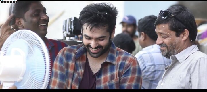 TrendRAPO's tweet image. here we the quality shots from #NativePlace lyrical 
@ramsayz 😍  
@ThisIsDSP @vijaykesav @SVC_official @ShreeLyricist ..👍 
#Love R.A.P.O 
#HGPKonOct18th 

Link : youtu.be/UTWfHEmxRTs 👈