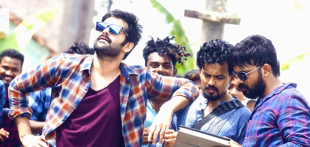 TrendRAPO's tweet image. here we the quality shots from #NativePlace lyrical 
@ramsayz 😍  
@ThisIsDSP @vijaykesav @SVC_official @ShreeLyricist ..👍 
#Love R.A.P.O 
#HGPKonOct18th 

Link : youtu.be/UTWfHEmxRTs 👈