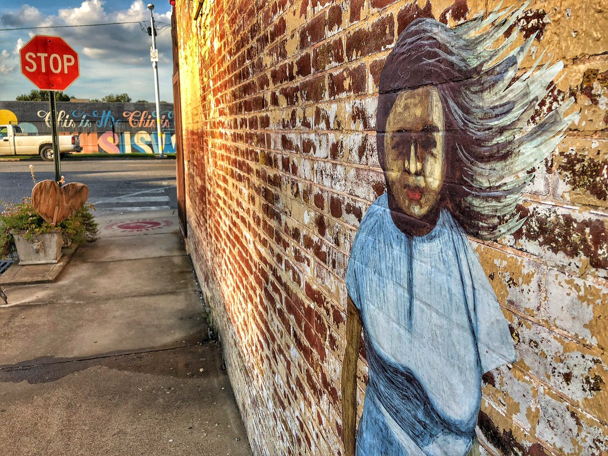 MemphoNewsLady's tweet photo. If you’re in Binghampton in the @broadavearts district..look for this @BrooksMuseum @Outingsproject mural at 2571 Broad Ave. The woman in blue is from Carroll Cloar’s “Windy Corner in Vera Cruz.” #brooksmuseum #outings_project #memphis #streetart https://t.co/gMGfq0Mk35