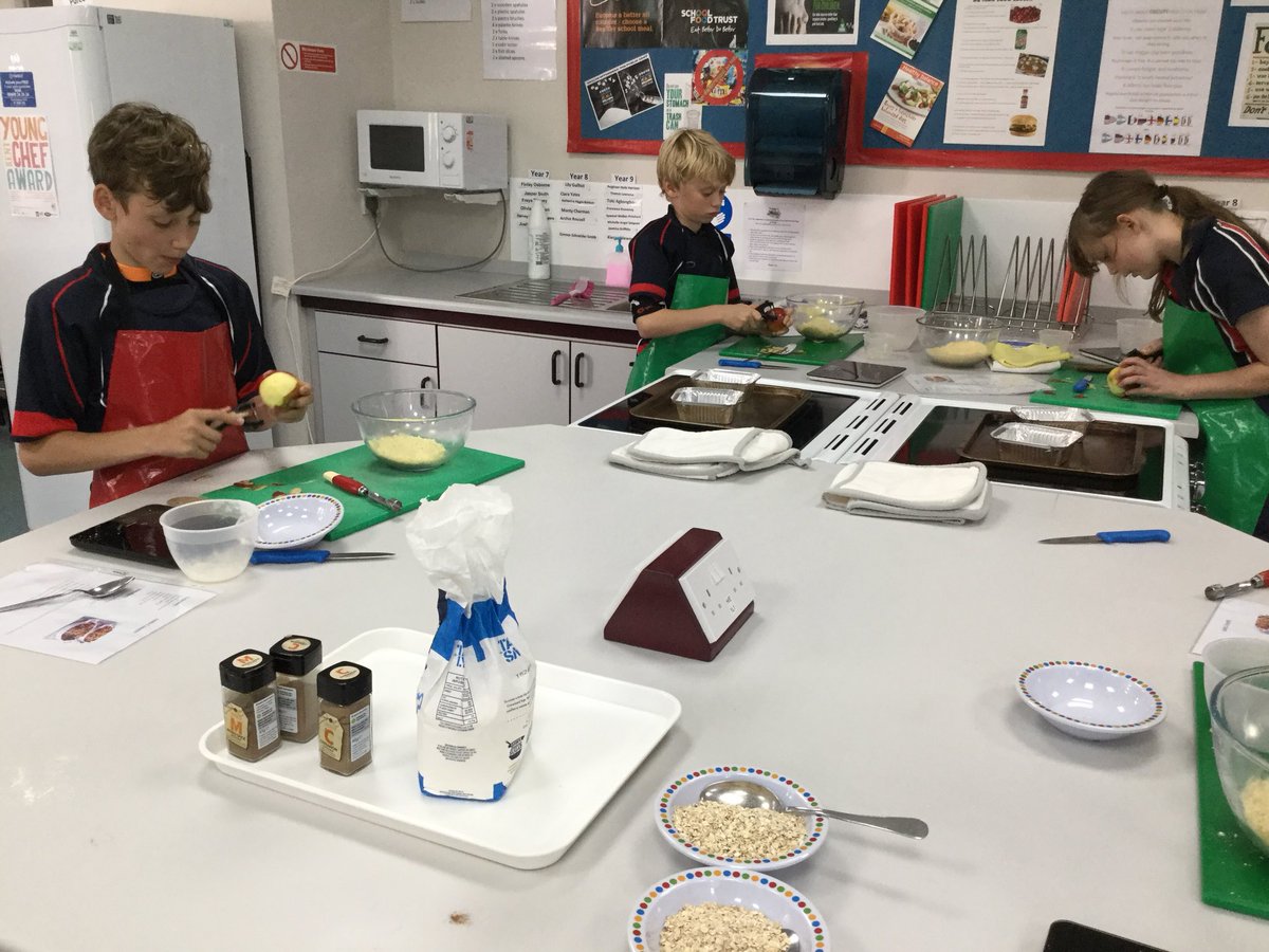 AshfordFood's tweet photo. Year 7 making apple crumble #skills https://t.co/AbMJCeWFte