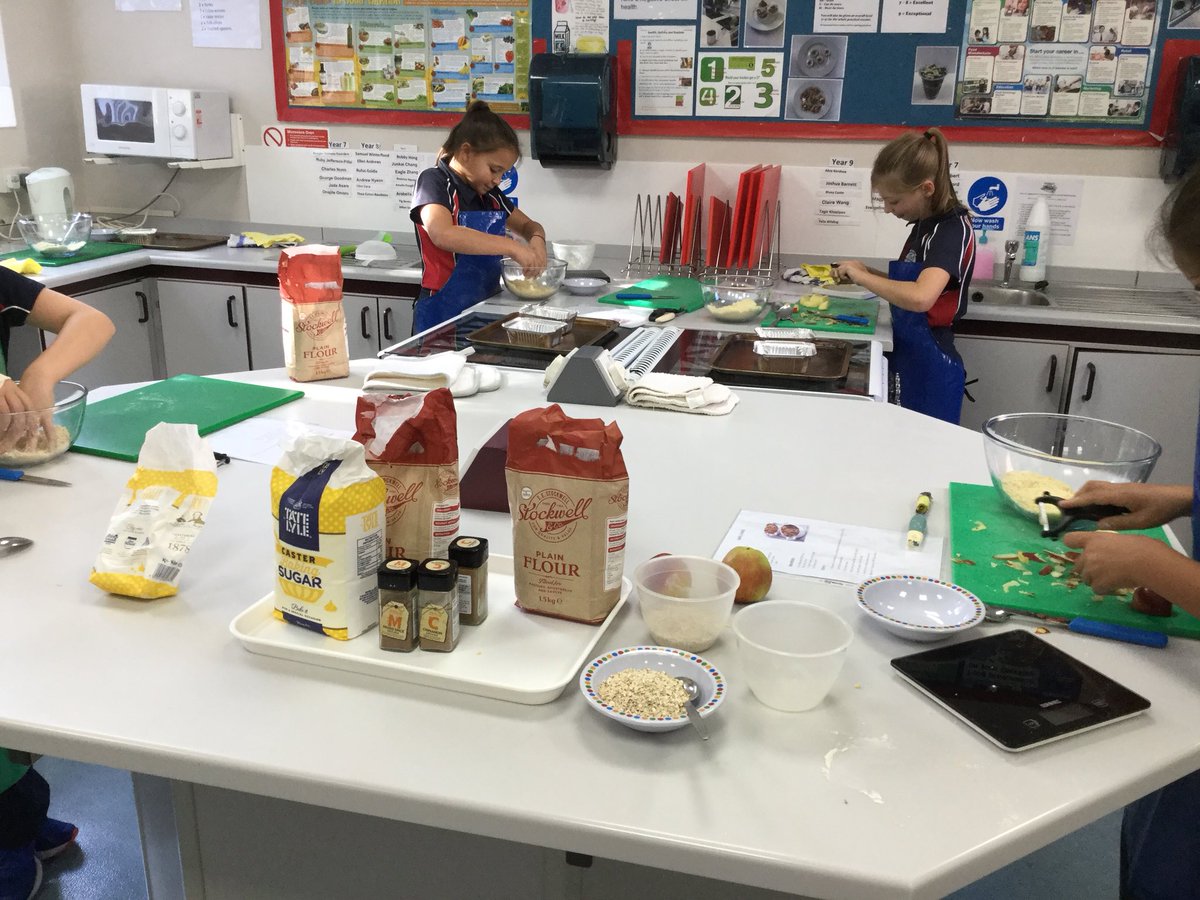 AshfordFood's tweet photo. Year 7 making apple crumble #skills https://t.co/AbMJCeWFte