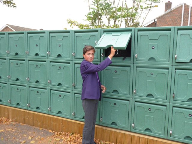 PlasticFurnCo's tweet photo. Check out @BickleyParkSch new emerald multi purpose lockers - Looking great!

They are available in a variety of colours and sizes at https://t.co/v7R6FujdKO

#schoollockers #lockers #themebins #litterbins #storageunit #outdoorstorage #schoolbins #recycledplastic https://t.co/kSEoPGmzUG