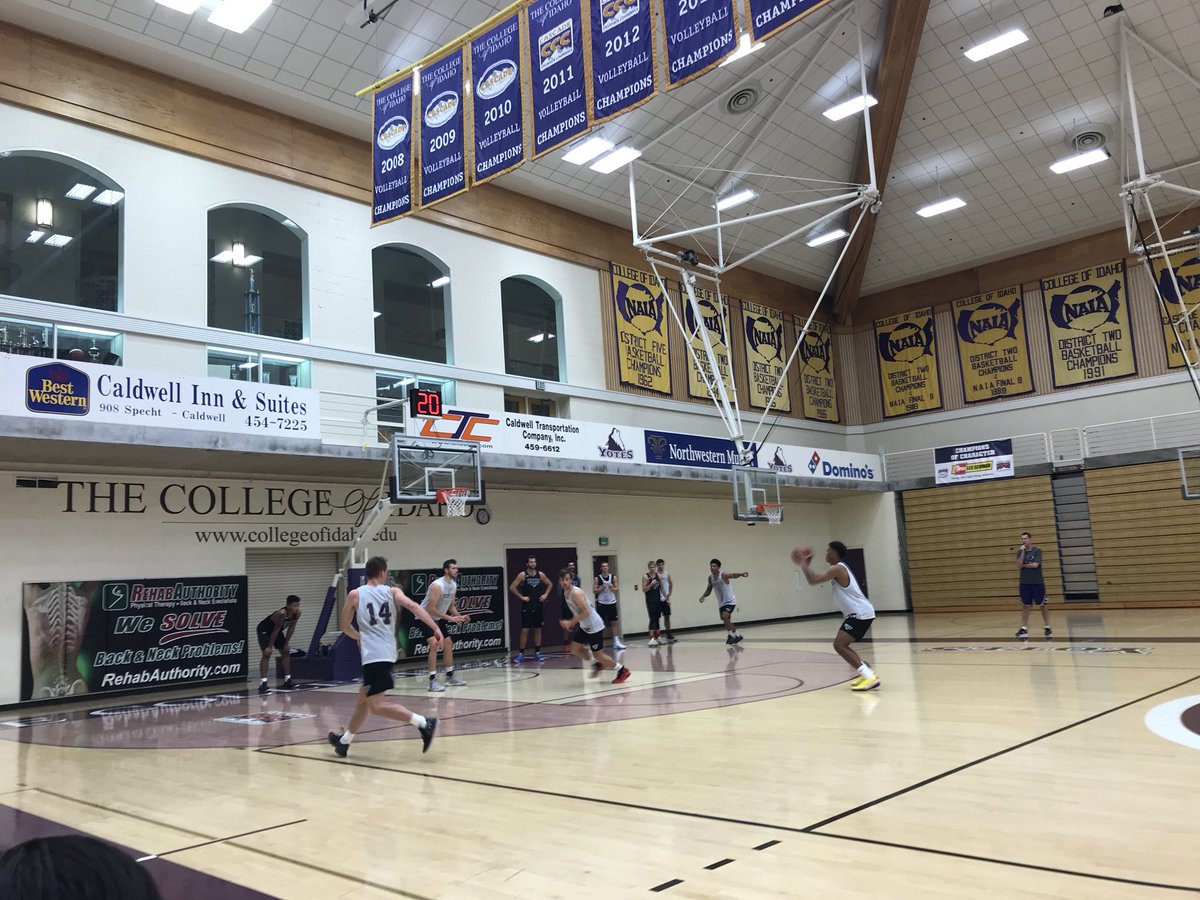 Checking in on some Yotes basketball this morning.