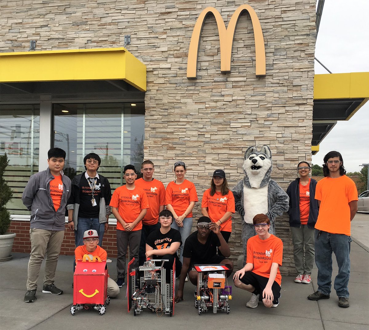 ruizmcdstl's tweet image. Had fun at Ritenour HS Fundraiser for their Robotics team at our St. John McD location.  Check it out...
#Ritenour #RoboWaiter #StJohnMcdonald&apos;s