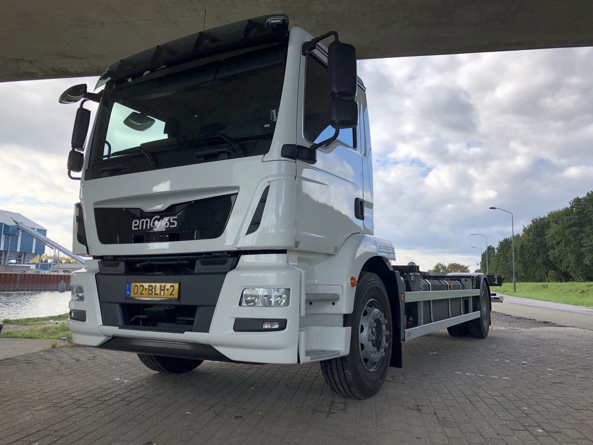 Delivered to Italy Emoss truck type 1820 with a container swap body system and tail lift. 🇮🇹