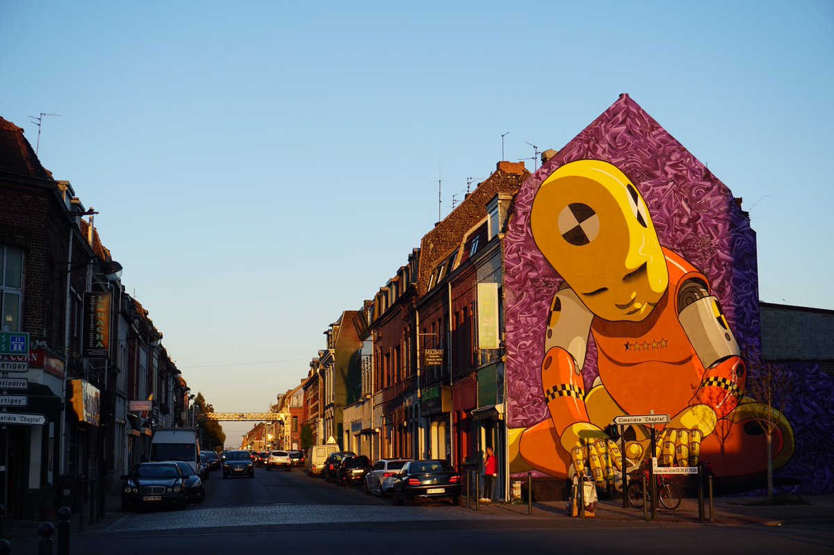 jeancharleshuv's tweet photo. Ce soir dans la ville, le collectif Des friches et des lettres profite de la golden hour... 🌇
#UX2018 #Roubaix #streetart https://t.co/JpwOVEd51C
