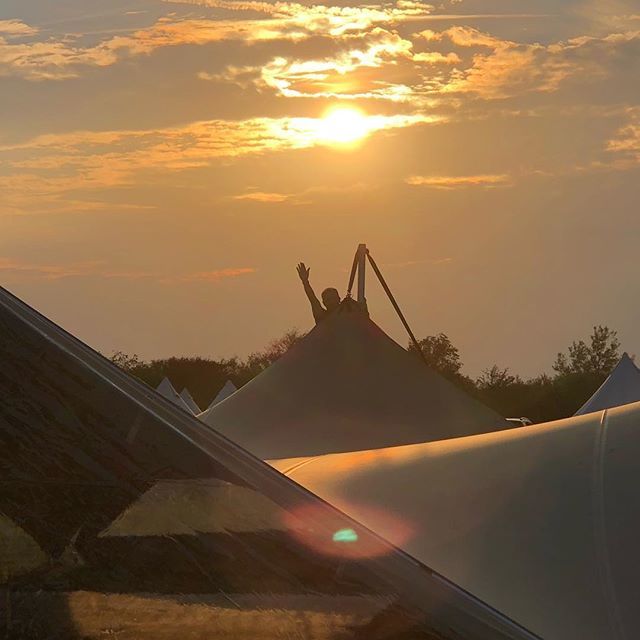 HurlinghamTents's tweet photo. Working on Osea Island till the sun goes down, even the Boss is in a good mood #beeroclock #elegantlysimple #simplyelegant https://t.co/nEWQrXhkGR https://t.co/JlN4lXPfXu