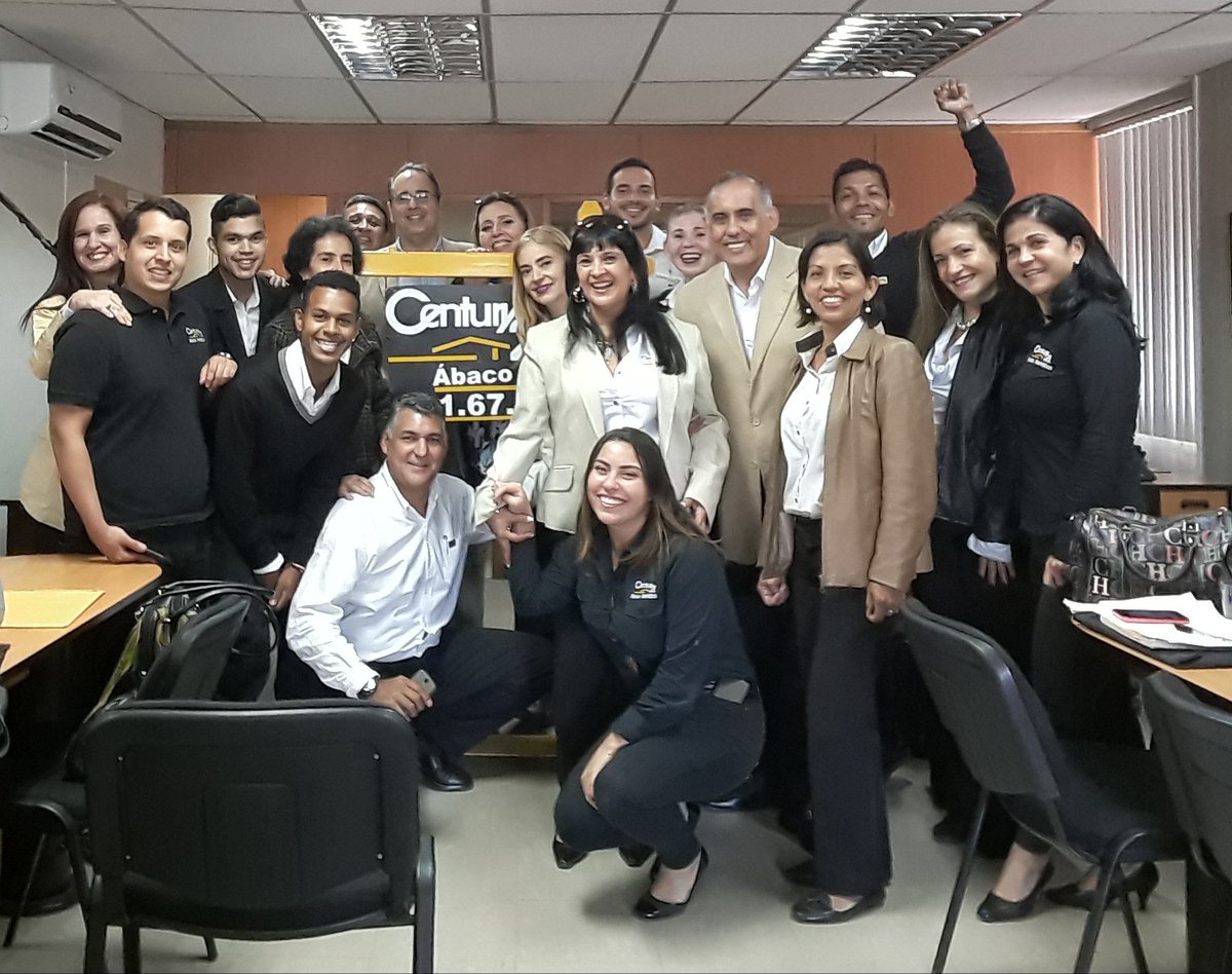 RIV_Abaco's tweet photo. Así finalizamos  el conversatorio  #inmobiliario  gracias a nuestro queridos  colegas Eliana Svizzero y Douglas Márquez  por una mañana enriquecedora  de #Capacitación  @esvizzeroGrupo  #century21 #c21 #c21abaco #05Oct https://t.co/3hzyeVX1hF