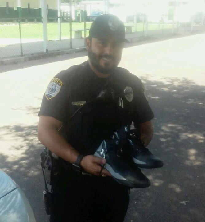 BasketballCop's tweet photo. Today, @GainesvillePD School Resource Officer Freddie Perez delivered another pair of sneakers to a student in need via our #KickForKids Initiative. Learn more about the initiative and how you can help here 👇👇👇 https://t.co/QgSmmOYV6S https://t.co/yOUaYBZam7